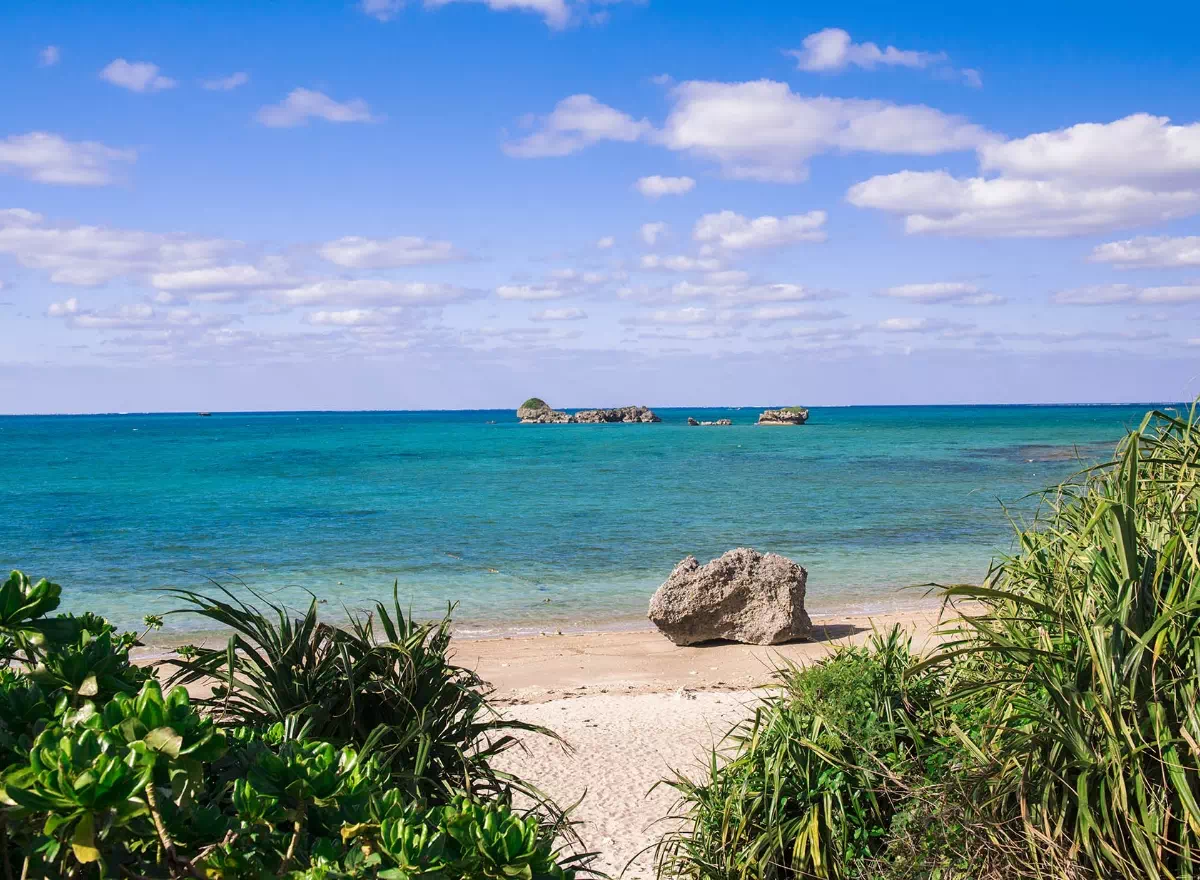 濱比嘉島僻靜的海灘