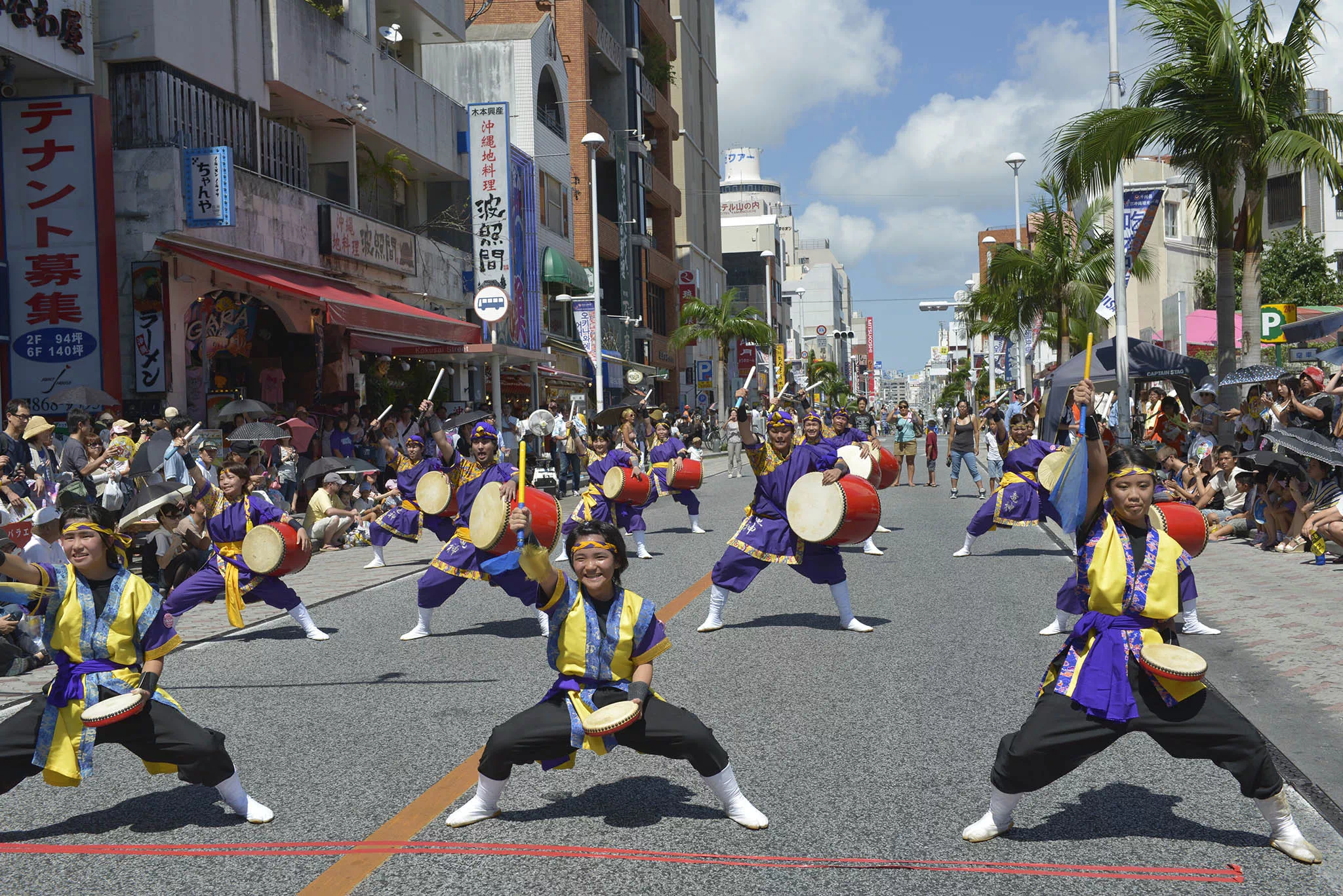 eisa dancers parade