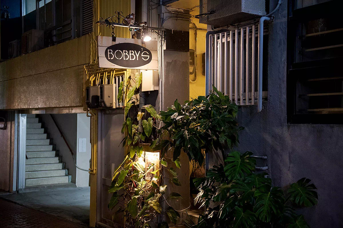 bobbys bar exterior
